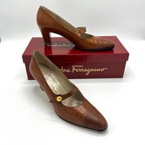 Vintage Salvatore Ferragamo Tan Mary Jane Pumps with Lizard Detail Size 8 AAAA